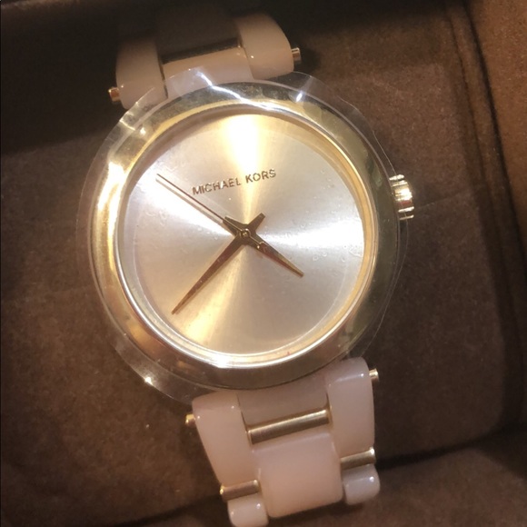 Michael Kors Watch in Salmon Pink - Picture 4 of 4